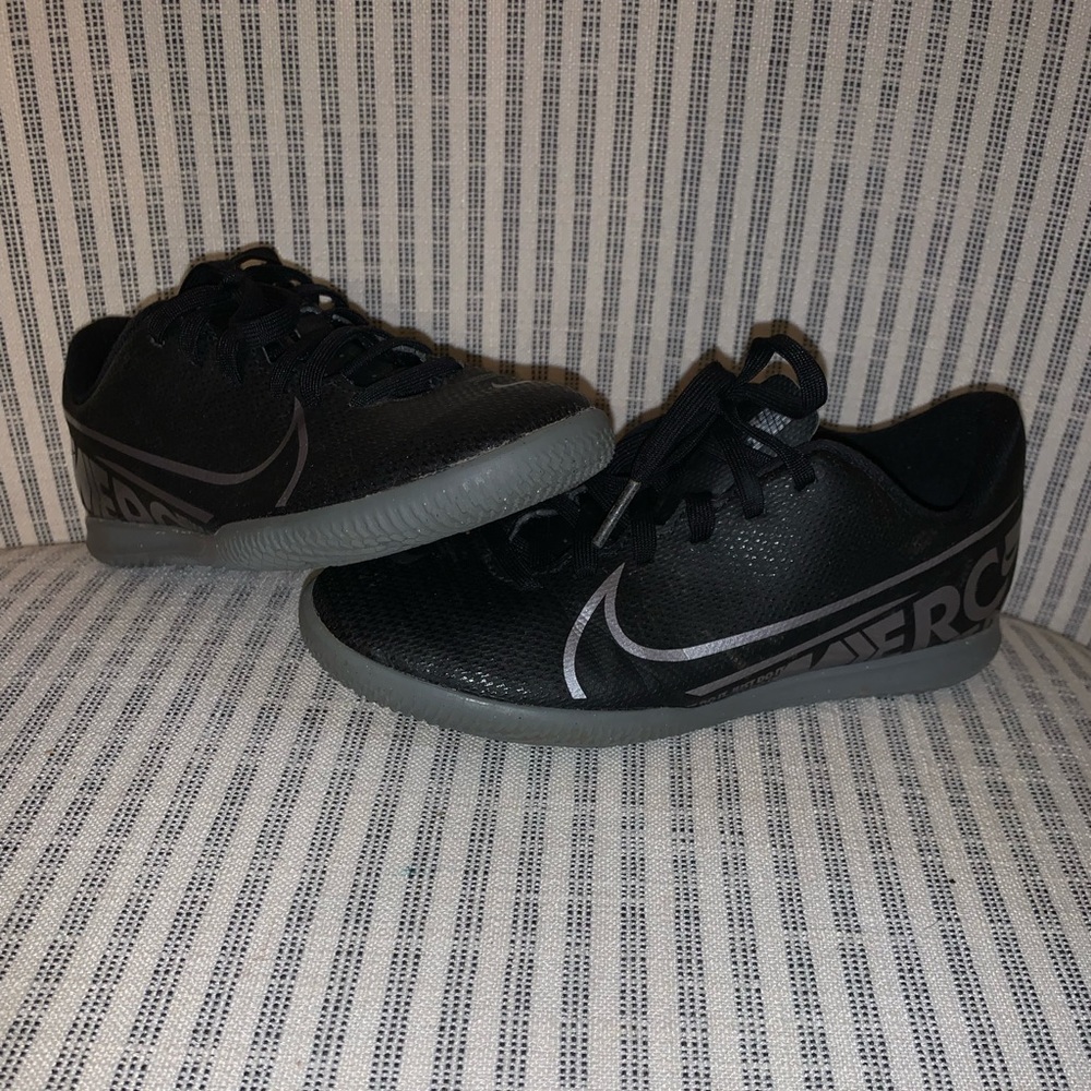 Indoor soccer shoes